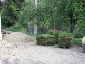 Затревяване на двор в село Венковец