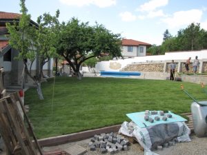 Затревяване на двор в село Венковец