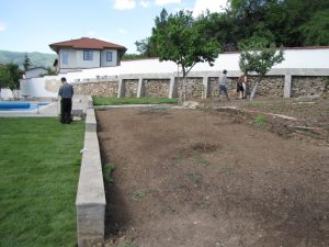 Затревяване на двор в село Венковец