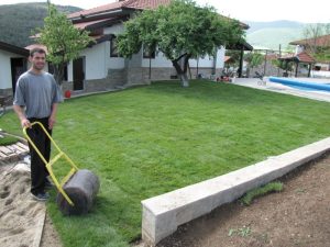Затревяване на двор в село Венковец