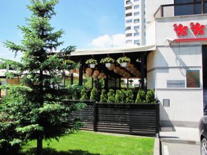 Поддръжка на зелените площи на бизнес център Слатина