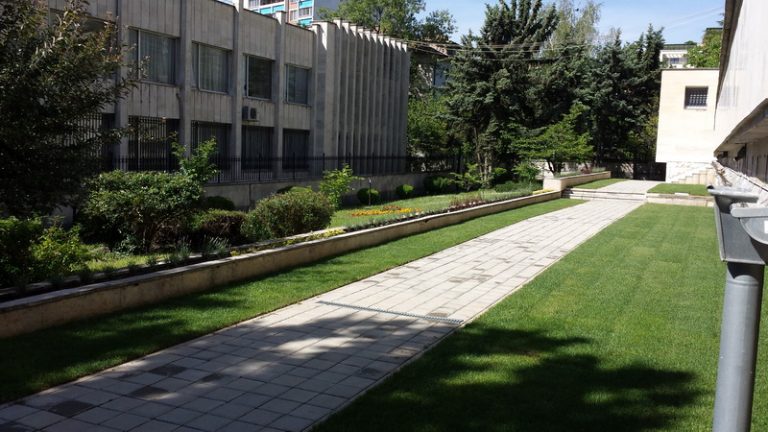 Реконструкция на зелените площи на посослството на Япония