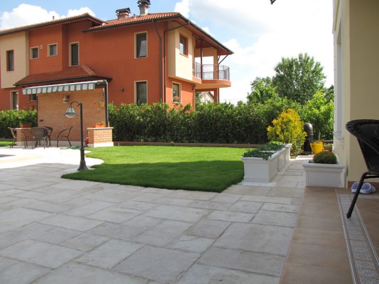 Затревяване на двор в кв. Бусманци