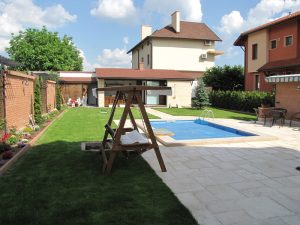 Затревяване на двор в кв. Бусманци