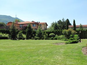 Поддръжка на двор в София, кв. Бояна