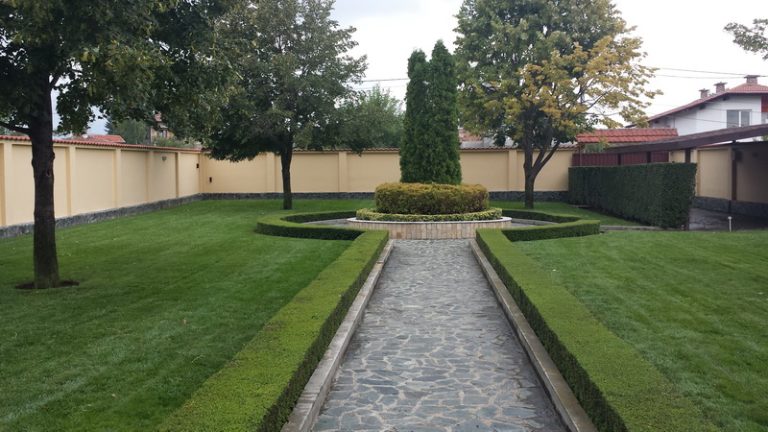 поддръжка на двор в гр. Нови Искър