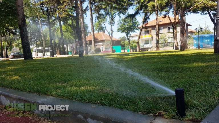 Разлика между капково и разпръскващо напояване – кое е по-добро за вашия двор?